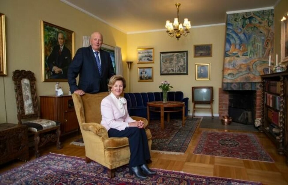 Kong Harald og dronning Sonja i stuen i dronningens barndomshjem som er flyttet til museet på Lillehammer fra Vinderen i Oslo. Foto: Geir Olsen / NTB scanpix Kong Harald og dronning Sonja i stuen i dronningens barndomshjem som er flyttet til museet på Lillehammer fra Vinderen i Oslo. Foto: Geir Olsen / NTB scanpix