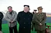 Kim Jong-un inspiserer oppskytingen av fire ballistiske missiler på hemmelig sted i Nord-Korea. Foto: Str / AFP