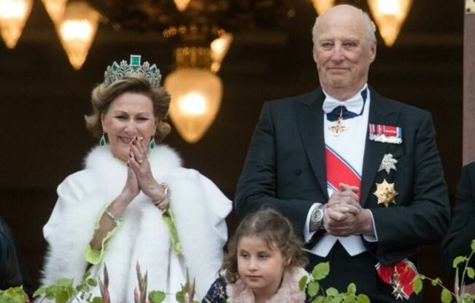 Dronning Sonja (t.v.), Emma Tallulah Behn og kong Harald hilser publikum fra slottsbalkongen i anledning kongeparets 80-årsfeiring i 2017. Foto: Audun Braastad / NTB scanpix Dronning Sonja (t.v.), Emma Tallulah Behn og kong Harald hilser publikum fra slottsbalkongen i anledning kongeparets 80-årsfeiring i 2017. Foto: Audun Braastad / NTB scanpix