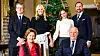 Kong Harald (t.h. foran), dronning Sonja, kronprins Haakon (bak t.h.), prinsesse Ingrid Alexandra, kronprinsesse Mette-Marit og prins Sverre Magnus foran juletreet på Bygdøy Kongsgård i Oslo julen 2022. Foto: Lise Åserud / NTB