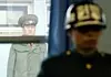 Nordkoreansk soldat holder vakt utenfor et møterom i den demilitariserte sonen mellom Nord- og Sør-Korea. Sørkoreansk soldat inne i rommet. Foto: Lee Jin-man / AP