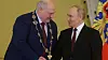 Lukasjenko og Putin er nære allierte. Her mottar førstnevnte en utmerkelse av den russiske presidenten tidligere i oktober. Foto: Sergej Ilitkyj / Reuters / NTB