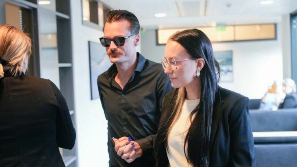Liva Børkja Ingebrigtsen sammen med ektemannen Henrik Børkja Ingebrigtsen på vei inn for å vitne i rettssaken mot friidrettstrener Gjert Ingebrigtsen.