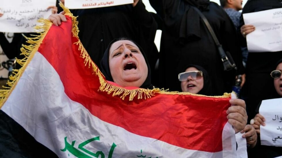 Irakiske kvinner protesterer i gatene i Iraks hovedstad Bagdad mot et lovforslag som vil svekke kvinners rettigheter blant annet ved å tillate ekteskap med jenter under 18 år. Foto: Hadi Mizban / AP / NTB