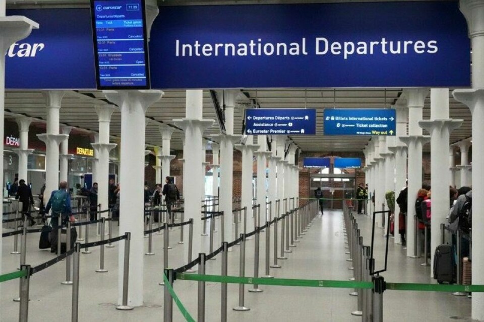 Togene mellom London og Paris er i gang igjen etter bombefunnet i den franske hovedstaden fredag. Bildet er fra St. Pancras International station i London fredag.