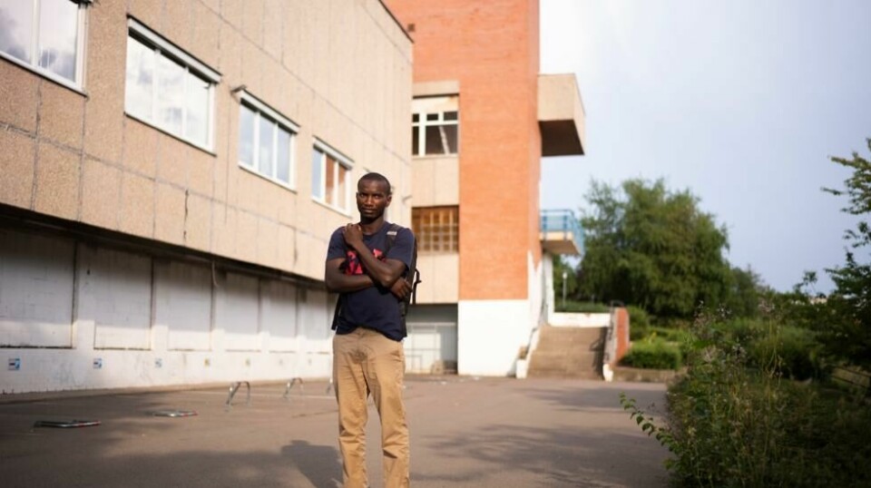 22 år gamle Omar Diallo står i nærheten av der han og to venner ble jaget og angrepet i 2020. Foto: Markus Schreiber / AP / NTB
