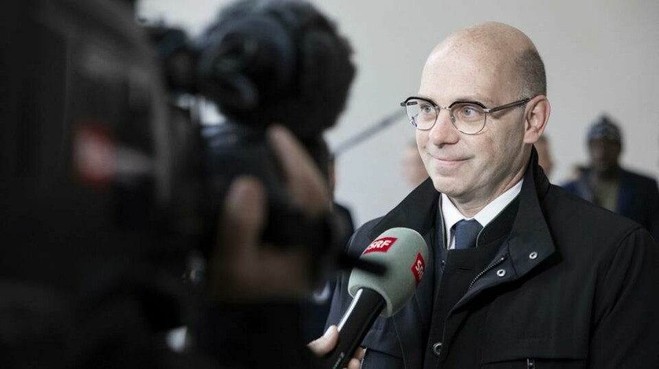 Eksminister Ousman Sonkos forsvarer Philippe Currat snakker med pressen etter at dommen falt. Foto: Maria Linda Clericetti / Keystone via AP / NTB