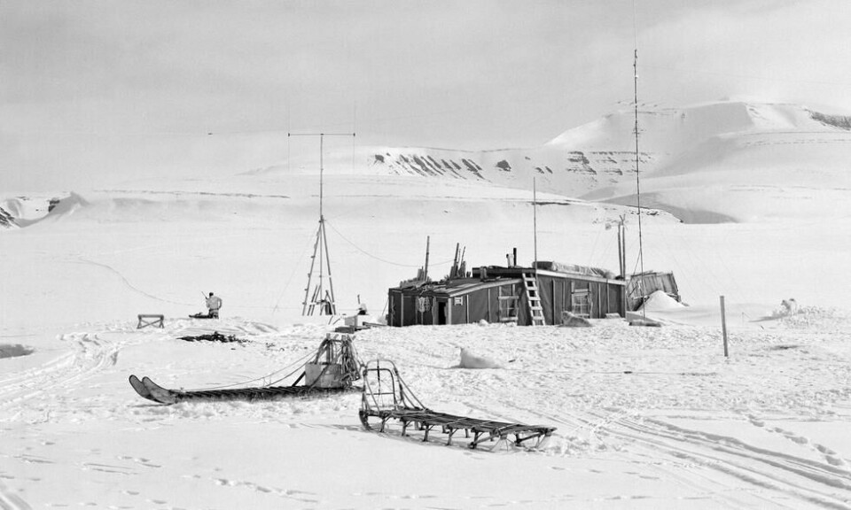 Oxaashytta, gammelhytta. Harald prøveskyter rifla før han legger ut på snaddjakt på fjordisen en tidlig maidag i 1987. Foto: Birger Amundsen Oxaashytta, gammelhytta. Harald prøveskyter rifla før han legger ut på snaddjakt på fjordisen en tidlig maidag i 1987. Foto: Birger Amundsen