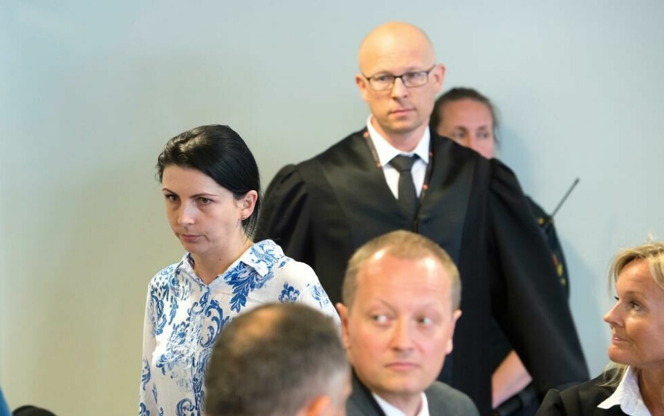NEKTES ERSTATNING: Kristina Sviglinskaja, den drepte Monikas mor, og bistandsadvokat Stig Nilsen under første dag av Monika-saken i Nordhordland tingrett. Aktor Benedicte Hordnes helt th. NEKTES ERSTATNING: Kristina Sviglinskaja, den drepte Monikas mor, og bistandsadvokat Stig Nilsen under første dag av Monika-saken i Nordhordland tingrett. Aktor Benedicte Hordnes helt th. Foto: Marit Hommedal / NTB scanpix