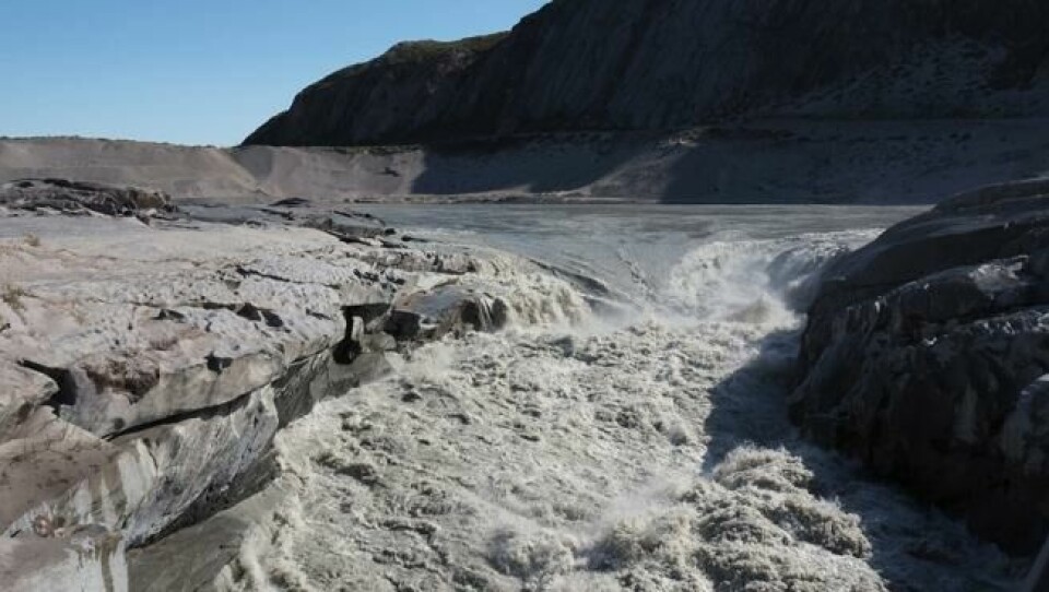 Isen på Grønland smelter raskere enn noen gang tidligere. Dette bildet er tatt 1. august 2019, og viser smeltevann renne ned i fjorden nær Kangerlussaq vest på Grønland. Isen på Grønland smelter raskere enn noen gang tidligere. Dette bildet er tatt 1. august 2019, og viser smeltevann renne ned i fjorden nær Kangerlussaq vest på Grønland. Foto: Caspar Haarløv / AP/NTB Scanpix