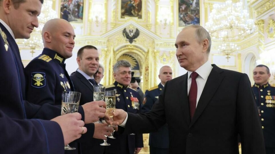 Russlands president Vladimir Putin skåler med russiske soldater.