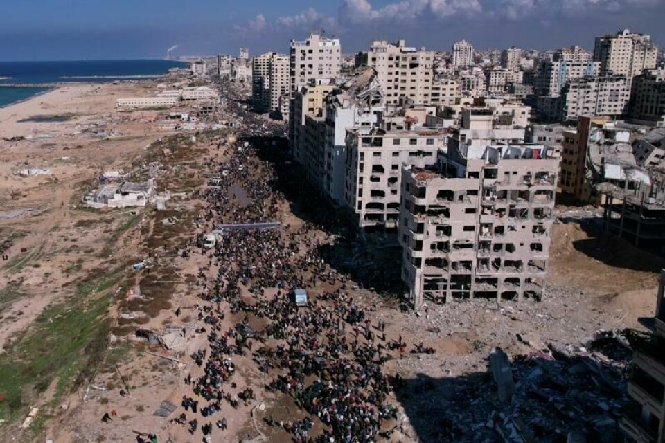 Dødstallene på Gazastripen fortsetter å stige etter hvert som døde personer hentes ut av ruinene etter 15 måneders krigføring. Bildet viser fordrevne palestinere som returnerer til Nord-Gaza etter at det mandag ble åpnet opp for dette.