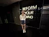Mia, instruktør hos SATS, i treningsklær foran neonskiltet «REFORM YOUR MIND» i et treningsstudio.