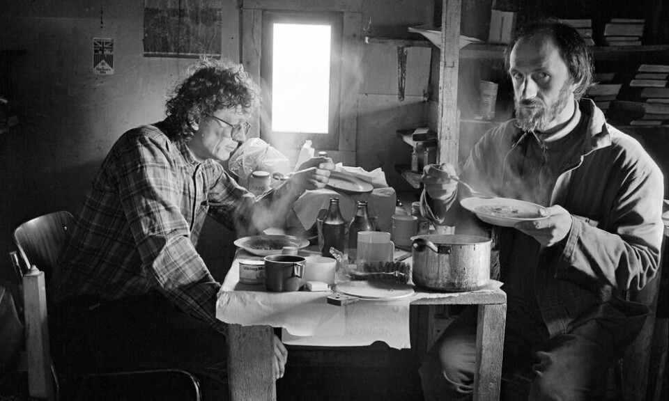 Knut Erik Jensen (t.v.) og Birger Amundsen i fangsthytta på Andréetangen, i Tjuvfjorden sørøst på Edgeøya, i august 1983. Foto: Birger Amundsen Knut Erik Jensen (t.v.) og Birger Amundsen i fangsthytta på Andréetangen, i Tjuvfjorden sørøst på Edgeøya, i august 1983. Foto: Birger Amundsen