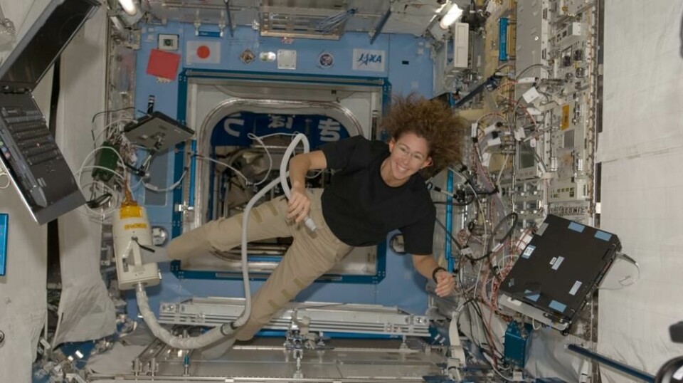Astronaut Sandra Magnus med en støvsuger i Kibo-laboratoriet på romstasjonen. 14. desember 2008. Foto: Nasa.