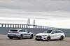 To Mercedes-Benz CLA Shooting Brake-biler står parkert ved sjøen med Øresundsbroen bak.