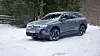 Volkswagen ID.7 Tourer på snøføre ved skogkant om vinteren