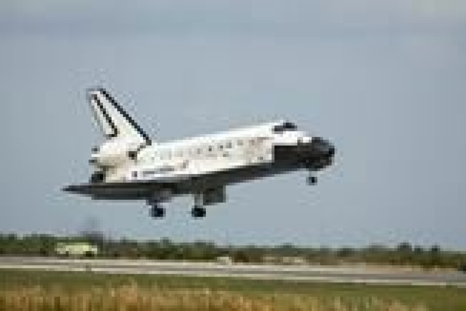 Romfergen Discovery kommer inn for landing i Florida etter et 13 dager langt oppdrag til romstasjonen, 28. mars 2009. Blant de syv Nasa-astronautene om bord er Sandra Magnus. Foto: Nasa. Romfergen Discovery kommer inn for landing i Florida etter et 13 dager langt oppdrag til romstasjonen, 28. mars 2009. Blant de syv Nasa-astronautene om bord er Sandra Magnus. Foto: Nasa.
