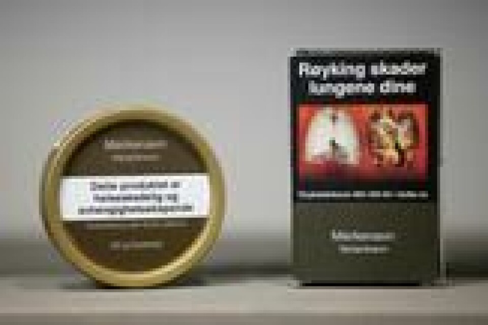 Røykpakker og snusbokser vil i framtiden se omtrent slik ut, med et standardisert utseende uten informasjon om smak og styrke. Foto: Lise Åserud / NTB scanpix Røykpakker og snusbokser vil i framtiden se omtrent slik ut, med et standardisert utseende uten informasjon om smak og styrke. Foto: Lise Åserud / NTB scanpix Foto: NTB scanpix
