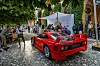 Rød 1989 Ferrari F40 utstilt på gårdsplass ved Villa d’Este omgitt av publikum.