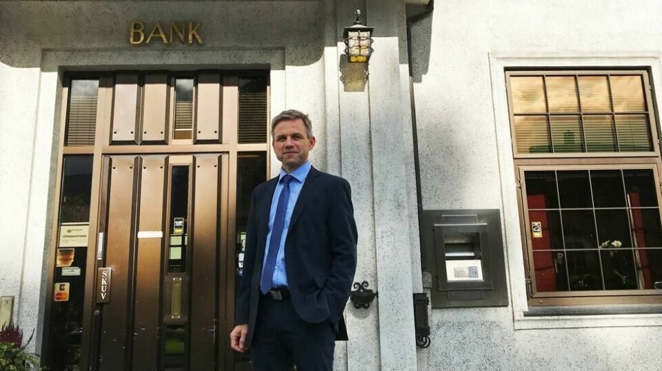 Banksjef Stig Gunnar Røthe i Vekselbanken på Voss frykter at om forslaget til det nye regelverket om egenkapital trer i kraft, vil banken måtte si nei til flere lån. Det innebærer mindre vekst for banken.