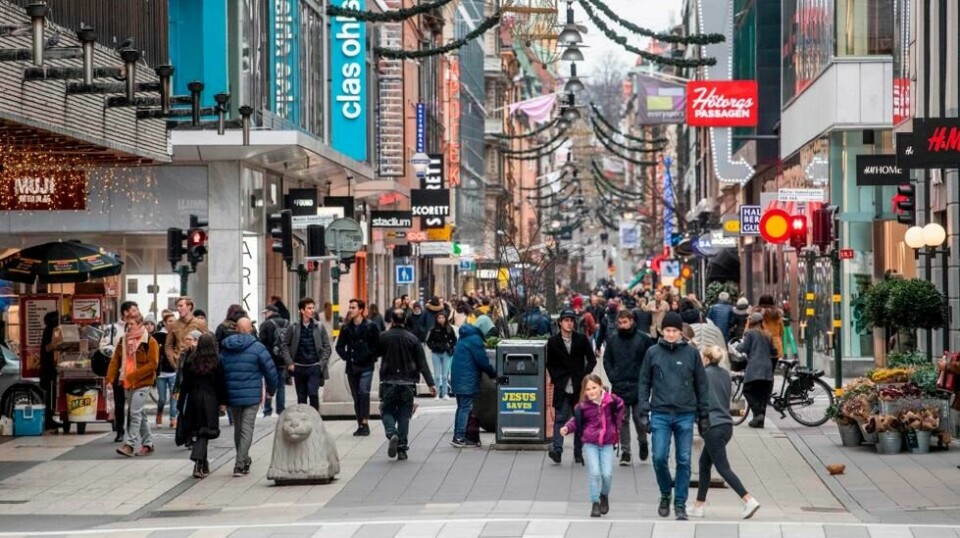 Det er fortsatt ikke anbefalt å bruke munnbind i Sverige. Nå tror flere forskere at det snart kan skje.
