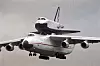 Antonov An-225 og romfergen Buran ble vist frem for verden. Her fra en flygning i forbindelse med en flyshow i Frankrike i 1989. Foto: Michel Lipchitz / AP / NTB