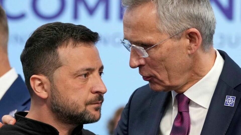 Natos generalsekretær Jens Stoltenberg i samtale med Ukrainas president Volodymyr Zeleneksyj under et toppmøte i Storbritannia 18. juli.