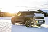 Kia EV9 parkert på vinterføre ved fjellhytter i lav vintersol. Kia EV9 GT tar 828 liter når den bakerste seteraden er slått ned.