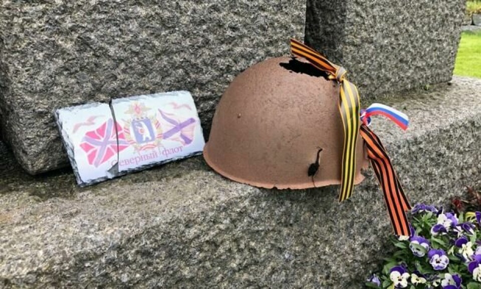 En enslig, rusten soldathjelm ligger ved foten av bautaen som står på Tjøtta sovjetiske krigsgravplass. Foto: Roger Grosvold En enslig, rusten soldathjelm ligger ved foten av bautaen som står på Tjøtta sovjetiske krigsgravplass. Foto: Roger Grosvold