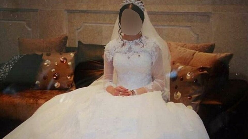 Her er den svenske 19-åringen under bryllupet.