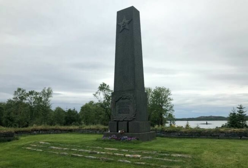 Bautaen på Krigskirkegården på Tjøtta. Foto: Roger Grosvold Bautaen på Krigskirkegården på Tjøtta. Foto: Roger Grosvold