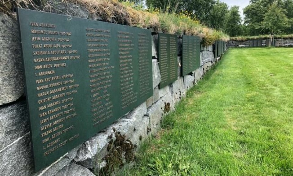 Etter flere års opprustning ble krigskirkegården gjenåpnet i oktober 2016. Navnene til 4000 døde russere er funnet og inngravert alfabetisk på bronseplater som er plassert på muren rundt gravplassen. Foto: Roger Grosvold Etter flere års opprustning ble krigskirkegården gjenåpnet i oktober 2016. Navnene til 4000 døde russere er funnet og inngravert alfabetisk på bronseplater som er plassert på muren rundt gravplassen. Foto: Roger Grosvold