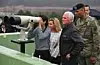 USAs visepresident Mike Pence (nr. 2 fra høyre) på observasjonsposten Ouellette med sine døtre (t.v.), i den demilitariserte sonen mellom Nord- og Sør-Korea, 17. april. Foto: Jung Yeon-je / AFP