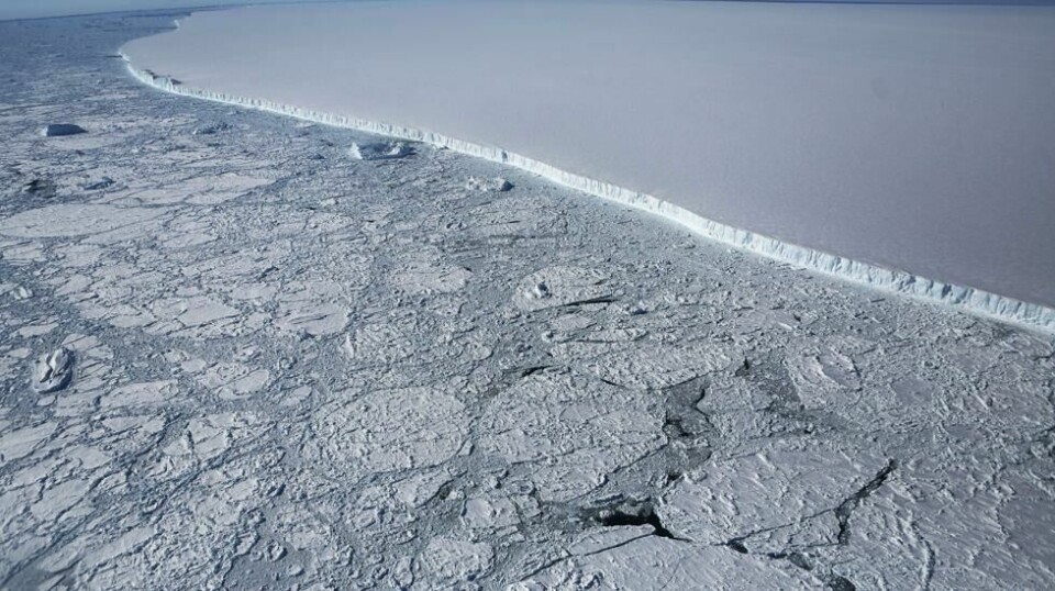 Bilde fra NASAs på av istapet på Antarktis-halvøya fra 2017. Bildet er av A-68 (TOP R)-isen, som er løsnet fra Larsen C-isen.