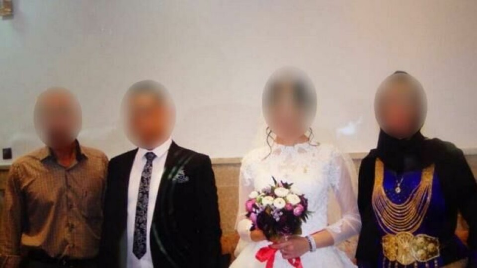 Her er den svenske 19-åringen sammen med fetteren sin og hennes familie under bryllupet. Her er den svenske 19-åringen sammen med fetteren sin og hennes familie under bryllupet. Foto: Polisen
