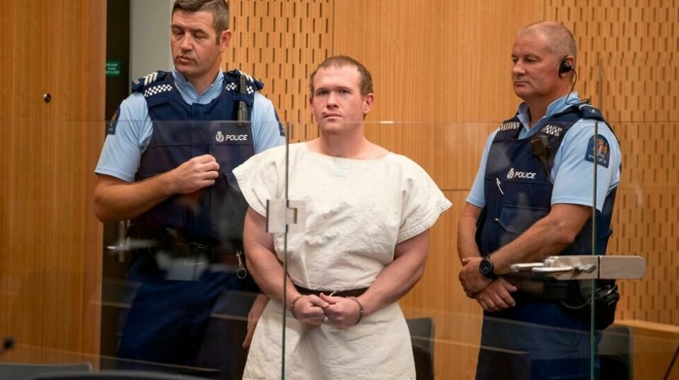 Brenton Tarrant (i midten) er siktet for Christchurch-massakren. Arkivfoto fra mars. NTB Scanpix/AFP.