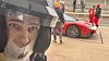 Fører med hjelm foran rød sportsbil i pitlane med teammedlemmer i bakgrunnen. Biljournalist og en Ferrari 849 Testarossa som snart skal få rase fra seg på bane.