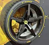 Ferrari-felg med Pirelli P Zero-dekk og gule markeringer på utstillingsvegg. Du kan velge mellom ulike «fartsstriper» på felgene. Gul - rød - eller lysegrå.