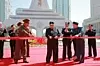 Nord-Koreas leder Kim Jong-Un (i midten) åpner et nytt kompleks i hovedstaden Pyongyang, 13. april. Foto: Str / AFP