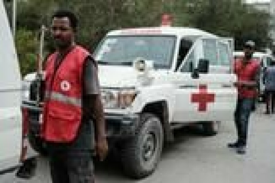 Ambulanser ble stoppet av regjeringsstyrker da de var på vei markedet i etterkant av luftangrepet. Her står ambulansepersonell og venter på å få kjøre videre. Ambulanser ble stoppet av regjeringsstyrker da de var på vei markedet i etterkant av luftangrepet. Her står ambulansepersonell og venter på å få kjøre videre. Foto: NTB
