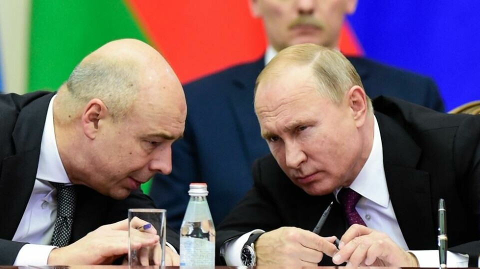 Russlands president Vladimir Putin irettesetter finansminister Anton Siluanov etter at han orienterte den russiske regjeringen om den enorme inntektssvikten i kjølvannet av vestlige sanksjoner.