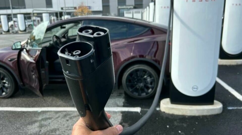 Teslas nye V4-ladere er utstyrt med lange kabler for å passe til andre elbiler enn Teslas egne. Nå kommer kritikken.
