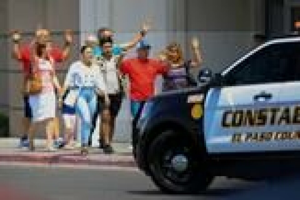 Kunder kommer ut fra Walmart i El Paso med hendene i været etter angrepet i Texas 3. august. NTB Scanpix/Reuters. Kunder kommer ut fra Walmart i El Paso med hendene i været etter angrepet i Texas 3. august. NTB Scanpix/Reuters.