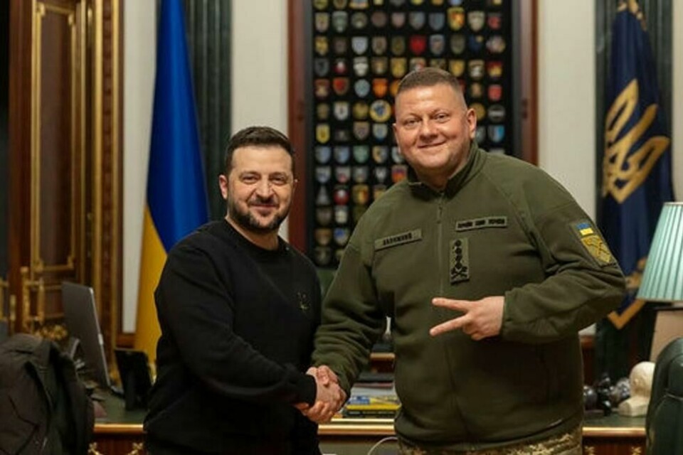 Den ukrainske presidentens pressekontor offentliggjorde torsdag dette bildet av president Volodymyr Zelenskyj og den nå avsatte forsvarssjefen Valerij Zaluzjnyj i Kyiv. Den ukrainske presidentens pressekontor offentliggjorde torsdag dette bildet av president Volodymyr Zelenskyj og den nå avsatte forsvarssjefen Valerij Zaluzjnyj i Kyiv. Foto: AP / NTB