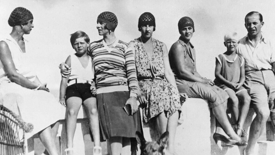 Her er prins Philip avbildet sammen med unge kong Michael og sine greske slektninger. Fra venstre sitter prinsesse Fedora av Hellas, kong Michael av Romania, hans mor prinsesse Helene, prinsesse Irene av Hellas, prinsesse Marguerite av Hellas, prins Philip og prins Paul av Hellas. Her er prins Philip avbildet sammen med unge kong Michael og sine greske slektninger. Fra venstre sitter prinsesse Fedora av Hellas, kong Michael av Romania, hans mor prinsesse Helene, prinsesse Irene av Hellas, prinsesse Marguerite av Hellas, prins Philip og prins Paul av Hellas. Foto: AP/NTB