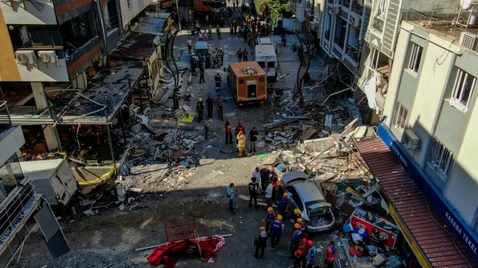 Nødetater på åstedet for en gasseksplosjon i Torbali, sør for byen Izmir, søndag ettermiddag. Fem personer mistet livet og 57 ble skadet i eksplosjonen, som skjedde på en restaurant. Foto: Mustafa Ic / IHA / AP / NTB