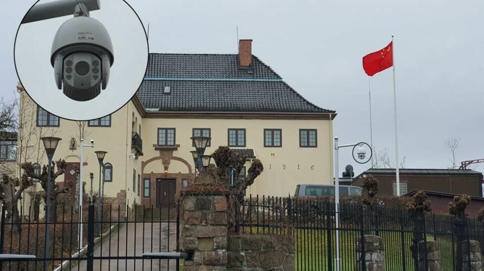 Mer enn tyve kamera kranser den kinesiske ambassaden på Vindern i Oslo. Minst fem av dem kan sannsynligvis beveges og zoome inn på forbipasserende eller demonstranter.