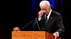 Biden tørket tårer under talen i begravelsen til sin mangeårige venn John McCain. Foto: Jae C. Hong / AP/NTB