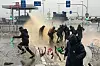 Hviterussiske myndigheter har offentliggjort dette bildet som skal vise polske grensevakter som bruker vannkanoner mot migranter på hviterussisk side av grensen. Foto: AP